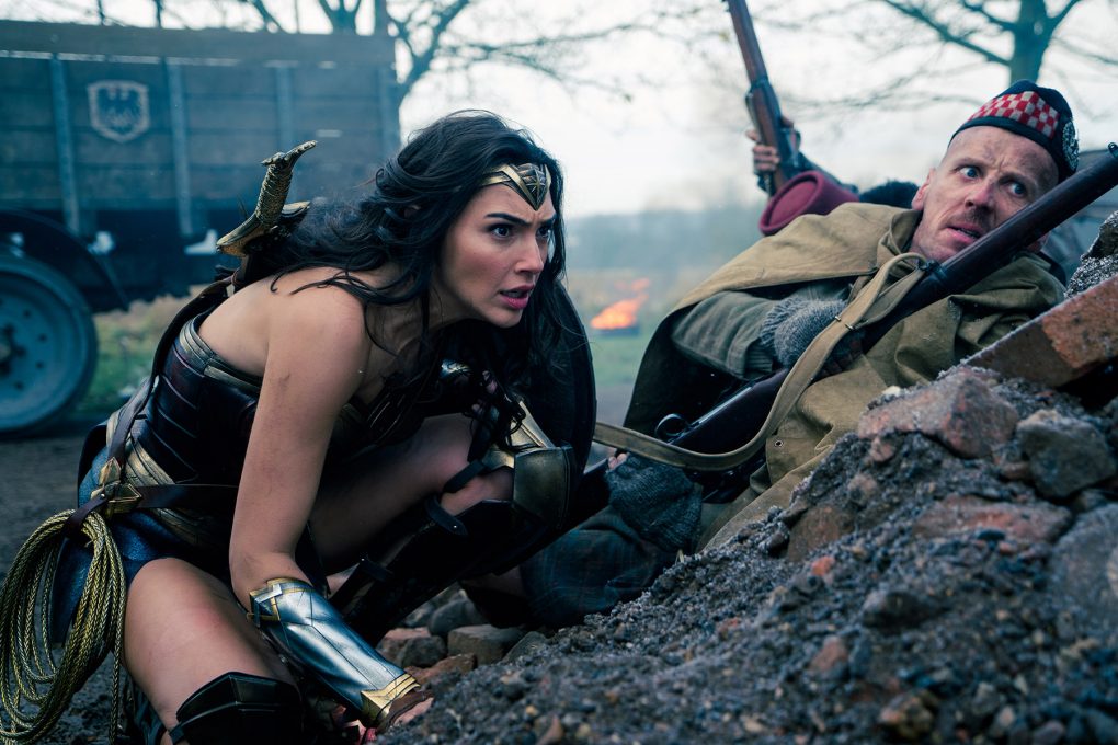 Wonder Woman: Diana (Gal Gadot) am Schlachtfeld mit Charlie (Ewen Bremner), © Warner Bros.